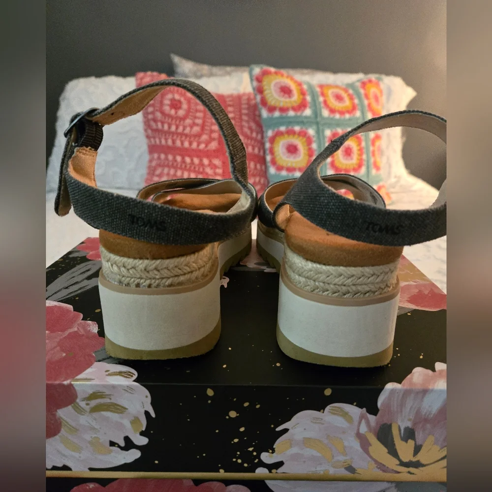 TOMS Sandals - Picture 6 of 10